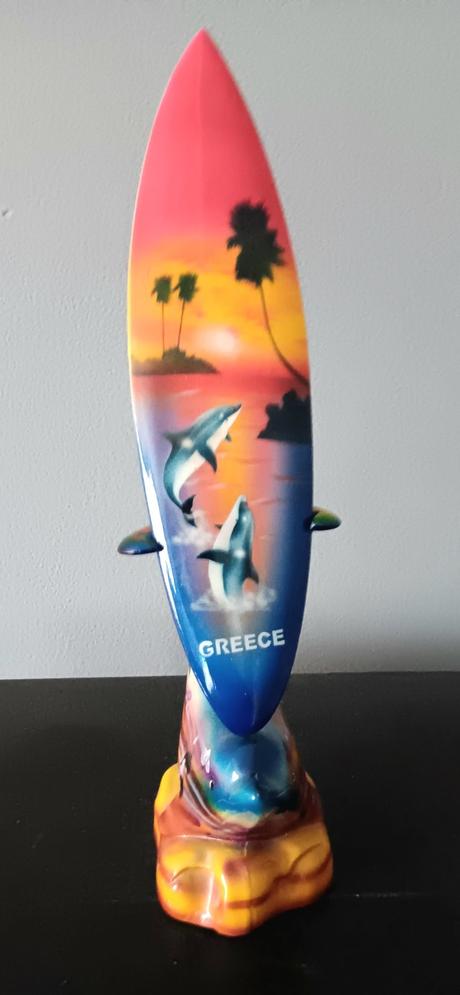 Delfin so surfboardom z grecka, 