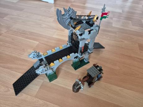 Lego 8822 gargoyle bridge,