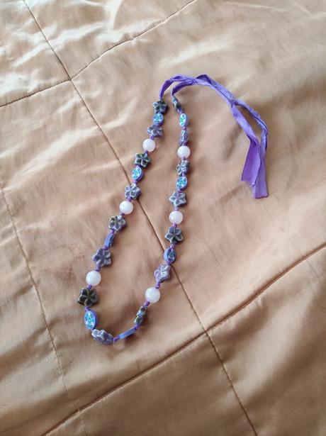 Fialový náhrdelník,
