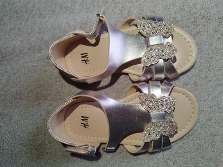 Lesklé sandálky s otvorenou špičkou s motýľom, h&m,24