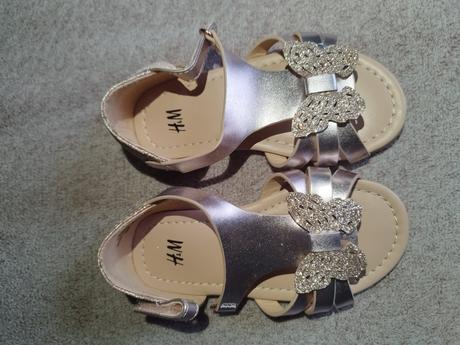 Lesklé sandálky s otvorenou špičkou s motýľom, h&m,24