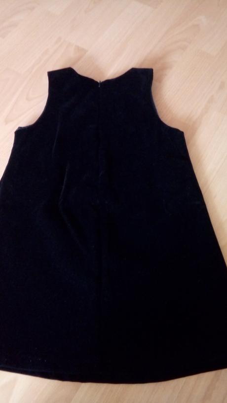 Čierne šaty už aj s poštou., 128