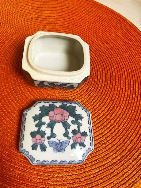 Porcelánová šperkovnica, 