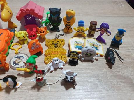 Rôzne malé hračky a postavičky, 
