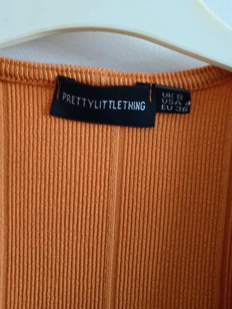 Sexi oranžové vrúbkované šaty prettylittlething s, s