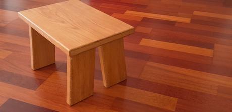 Detský ručne robený dubový stolček,