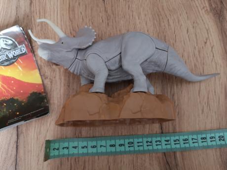 Dinosaurus jurassic world so svietiacimi klami,