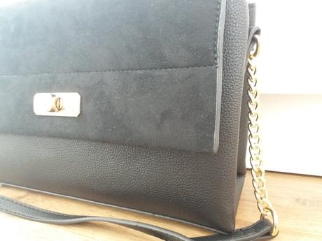 Čierna kabelka so zlatými detailami, 