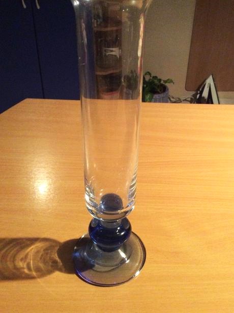 Úzka sklenená váza,