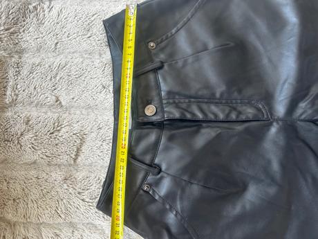 Čierne leskle nohavice imitácia kože, 34