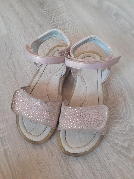 Dievcenske sandalky, 32