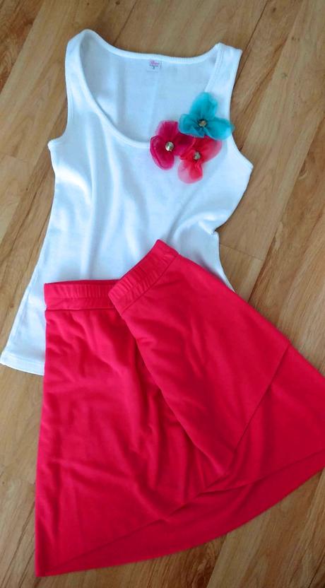 Jednoduché biele tielko s kvetinkami, s