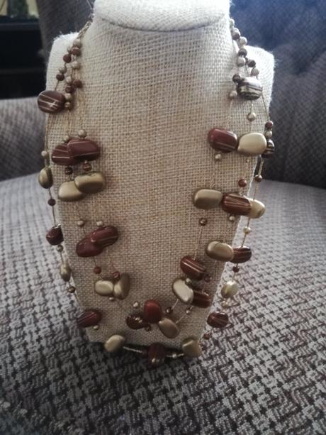 Zlato-hnedý nahrdelnik,