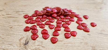 Ozdobné kamienky - srdiečka - červené s flitrami, 