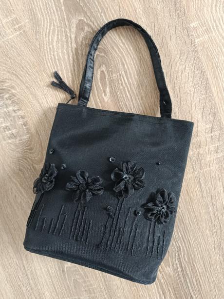 Malá čierna kabelka, 