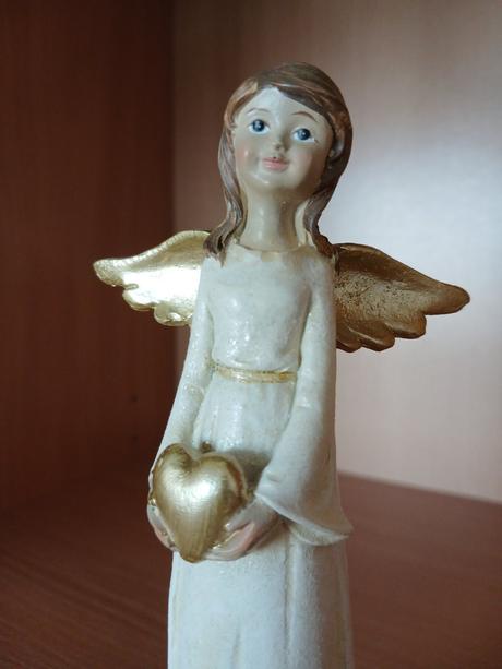 Anjelka so srdiečkom v náručí 18,5 cm,