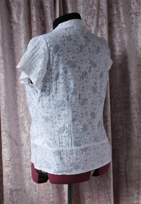 Biela blúzka s kvietkami a flitrami veľ.44, xxl