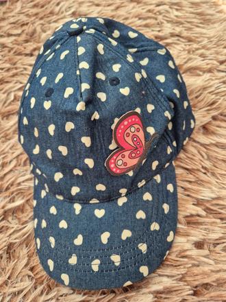 Srdiečková šiltovka s motýlikom, 110