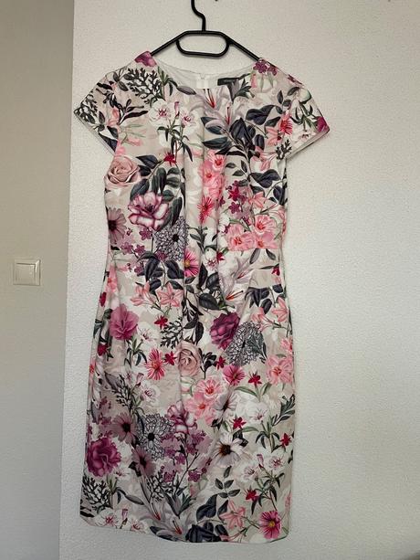 Príležitostné šaty, 42