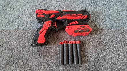 Malá hračkárska zbraň s 5 penovými nábojmi,