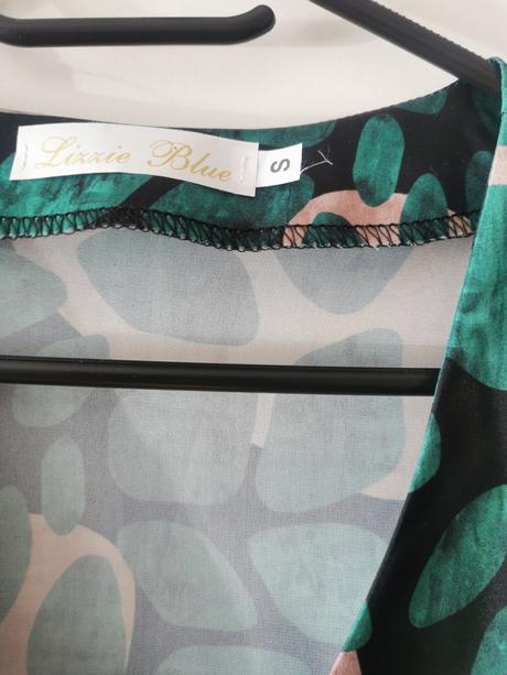 Krásna zaujímava zelená blúzka, s