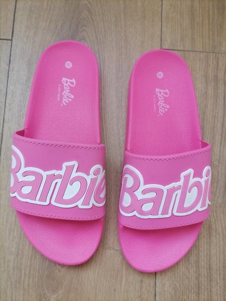 1x obuté šľapky, 38