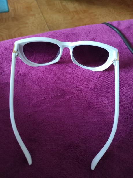 Biele slnečné okuliare,