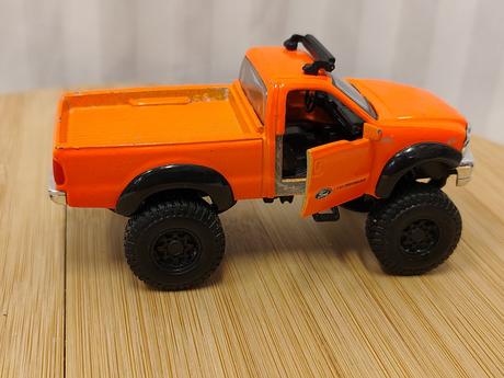 Zber retro model ford f-series 4x4 rebels, maisto,