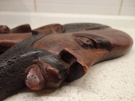 Suvenír z afriky - drevená závesná socha,