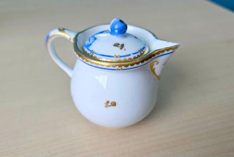 Miniatúrna porcelánová dózička s vrchnákom, modrob,