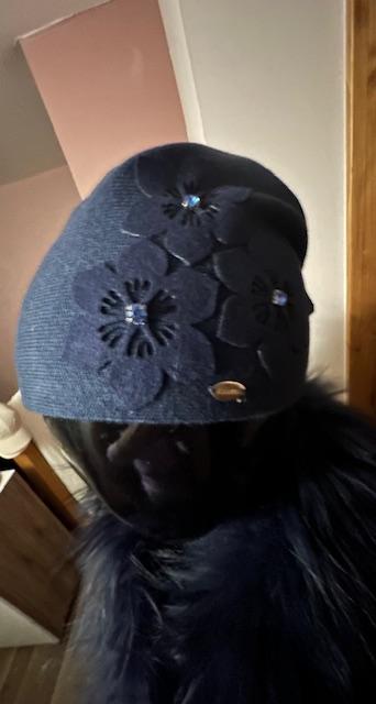 Elegantná tmavomodrá čiapka s aplikáciou,