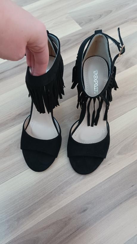 Sandále na opätku, so strapcami, 36