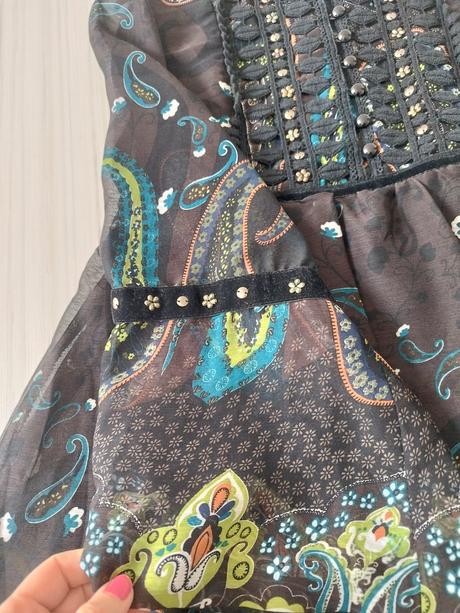 Šaty jaune rouge, l