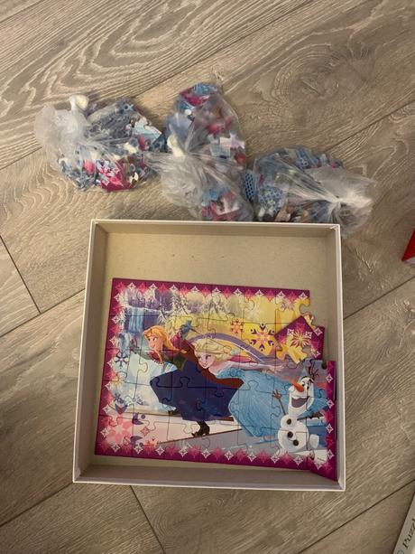 Puzzle frozen 4v1 + zvonilka,