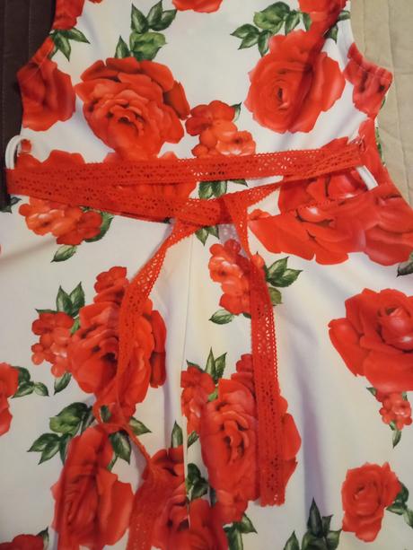 Šaty s ružami, 128