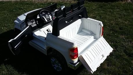 Auto pre dve deti zn.toyota ekektrické,