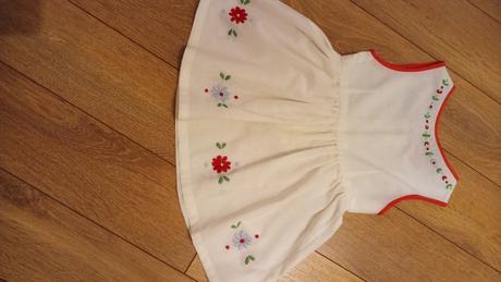 Predám vyšívané dievčenské šaty na 2 roky, 98