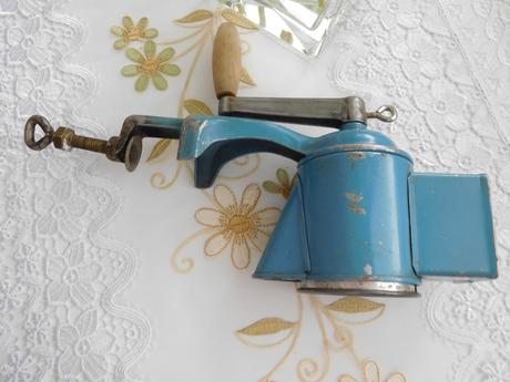 Retro mlynček na orechy-jihokov české budejovice., 