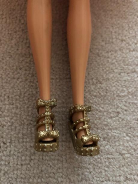 Barbie plus 7 ks oblecenie,