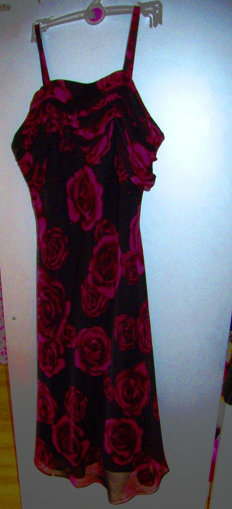 Šaty čiernej farby s bordovými ružičkami, 40
