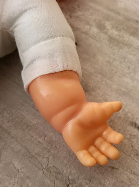 Bábika s hnedými očami a s príslušenstvom, 