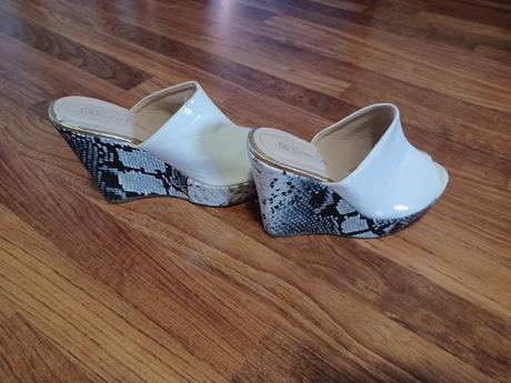 Predám extravagantné sandale, 40