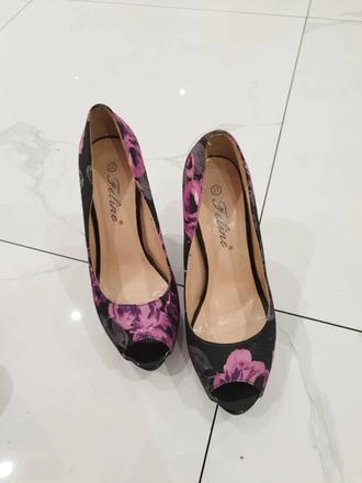 Lodičky na podpätku, 37