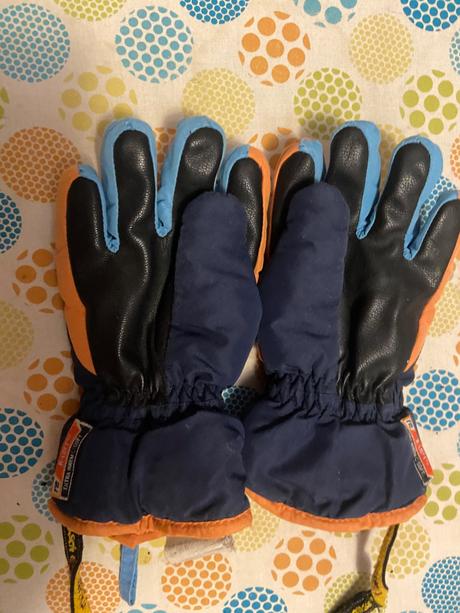 Predám lyziarske rukavice dezske, 104