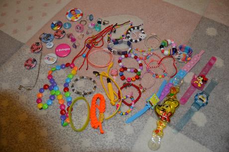 Dievčenské náramky, prstienky ai, spolu 64ks/10e, 