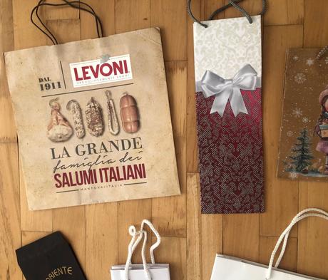 Balíček darčekových tašiek, vreciek a stúh,