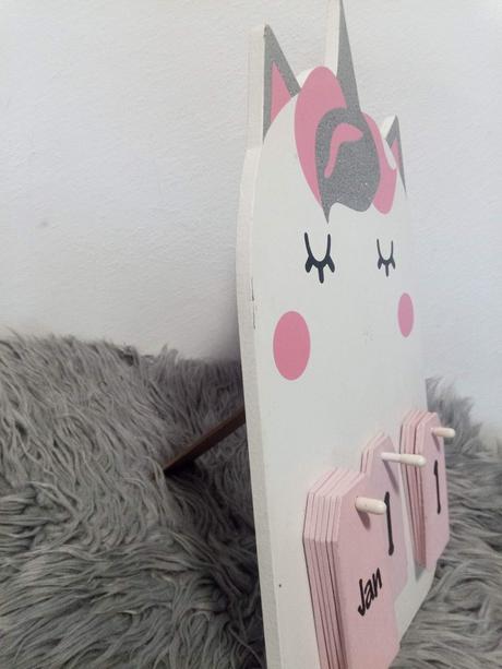 Drevený kalendár pre dievčatká.,