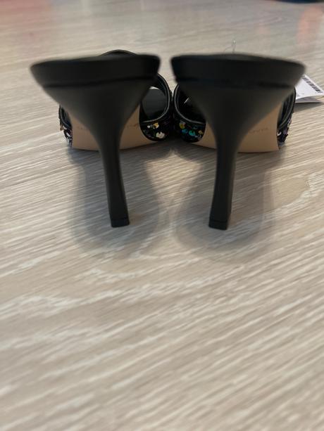 Šľapky na opätku, 37