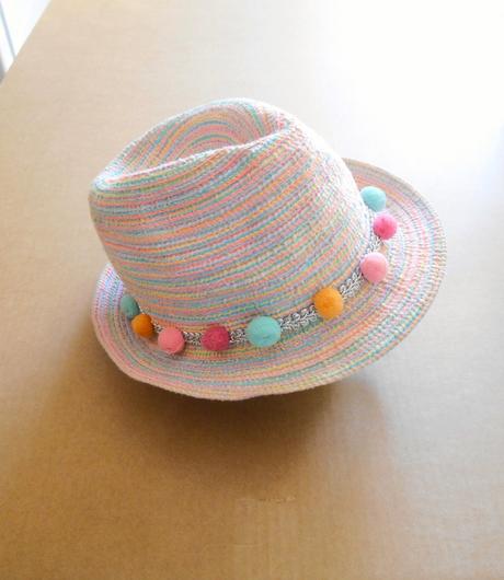 Letný klobúčik s brmbolcami na 6-10 rokov, 128