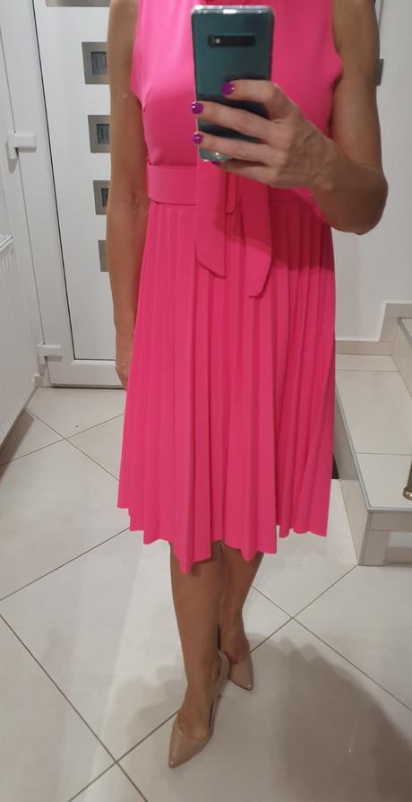 Neónové plisované šaty, s